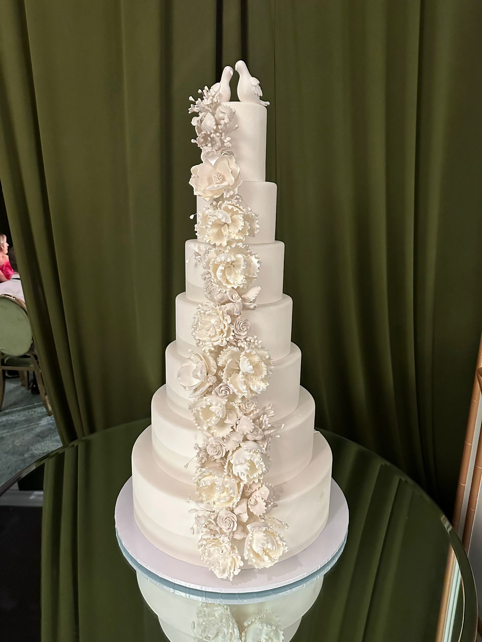 Celebrate 2025 in Laguna Beach with Free Cake Delivery by Roobina’s Cake