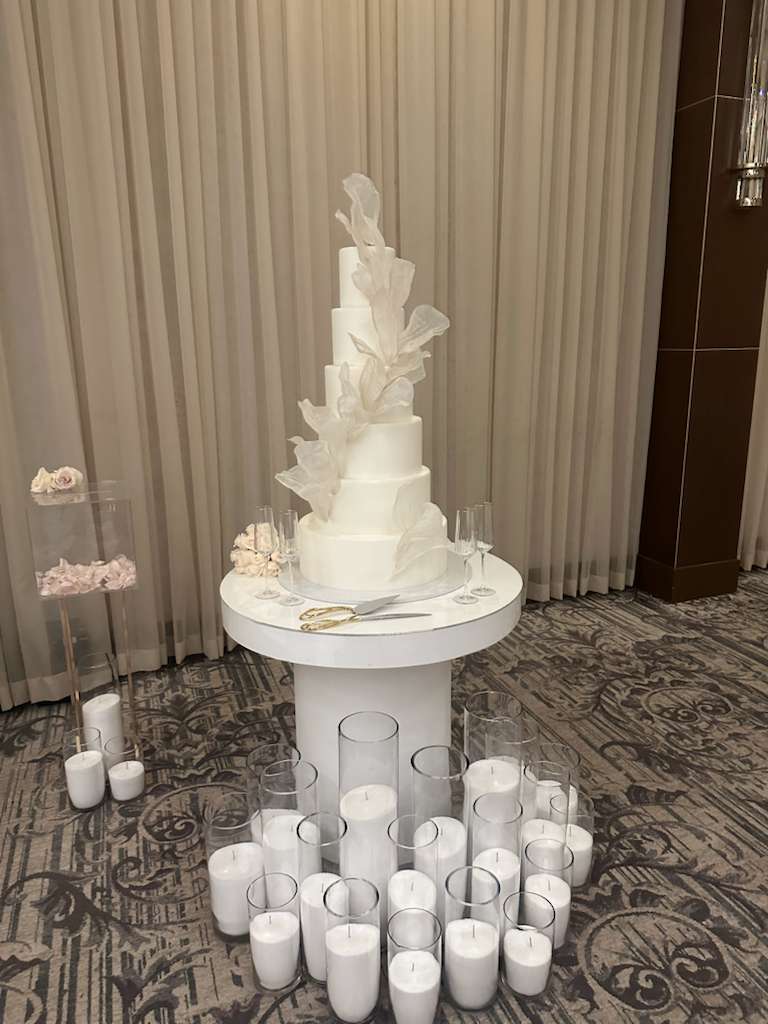 A DTLA Christmas to Remember — Holiday Magic with Roobinas Cake