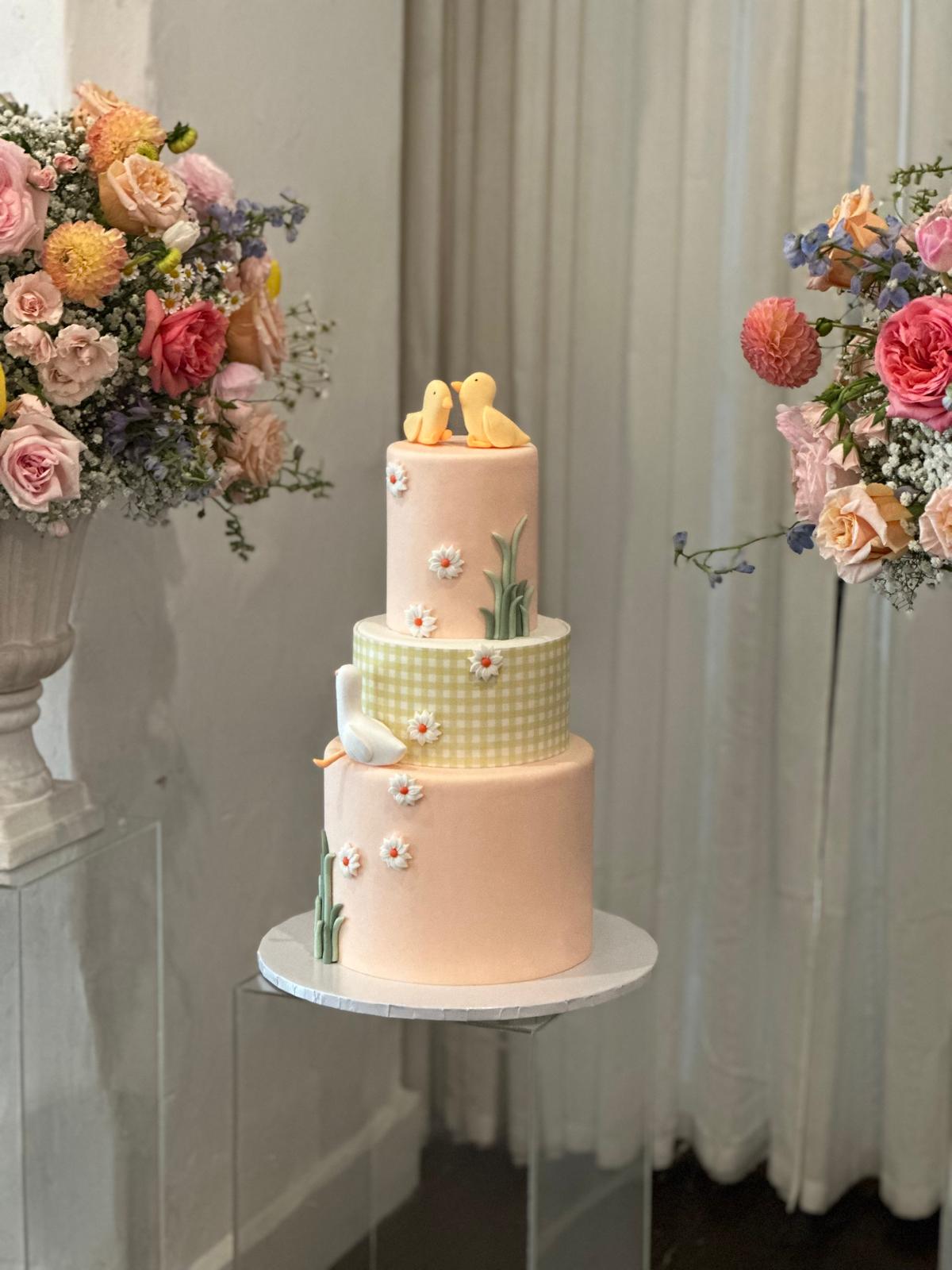 Cake Bakeries Near Burbank, California – Roobina’s Cake