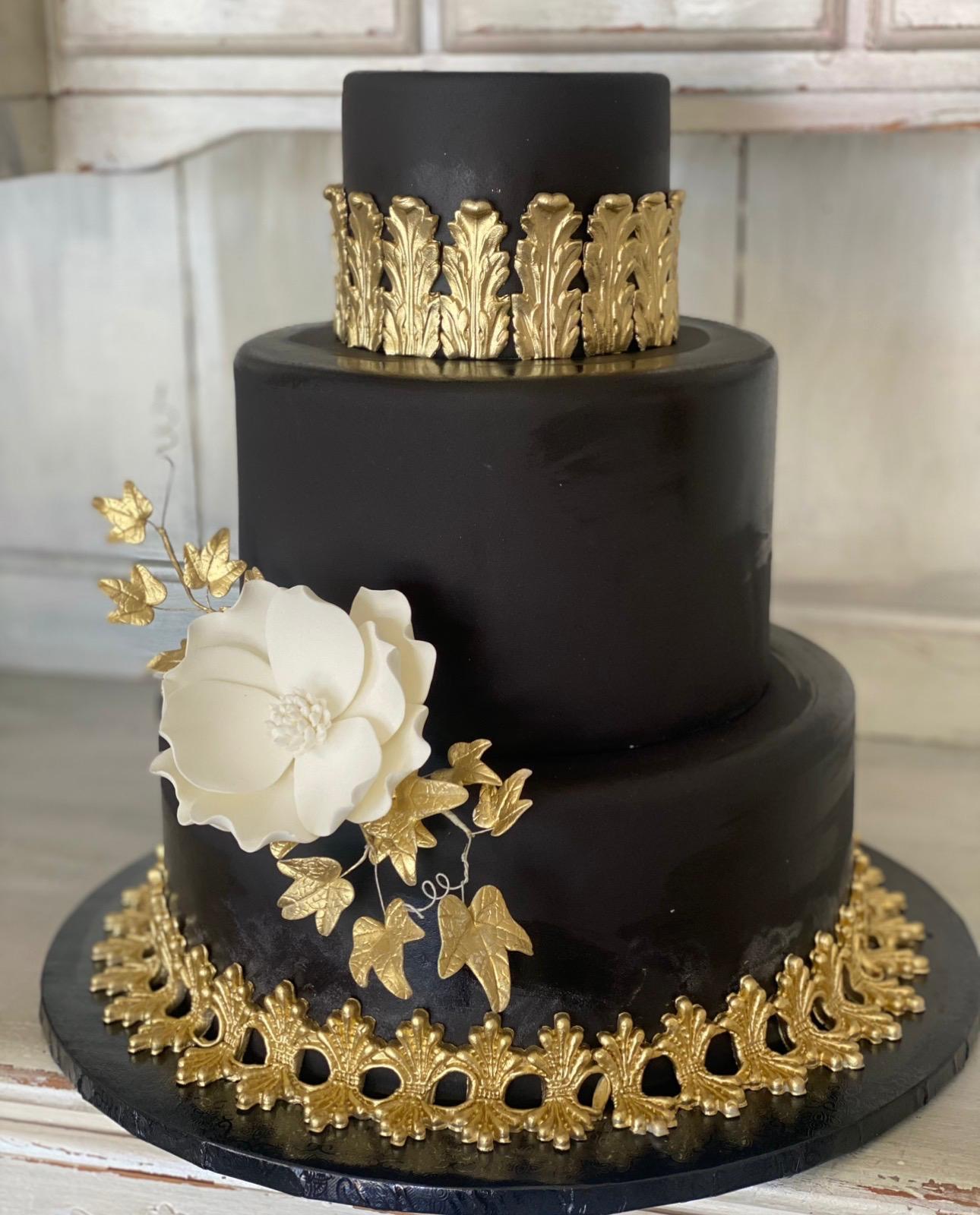 Wedding Venues Near the Old Orange County Courthouse with Cake Delivery by Roobina’s Cake