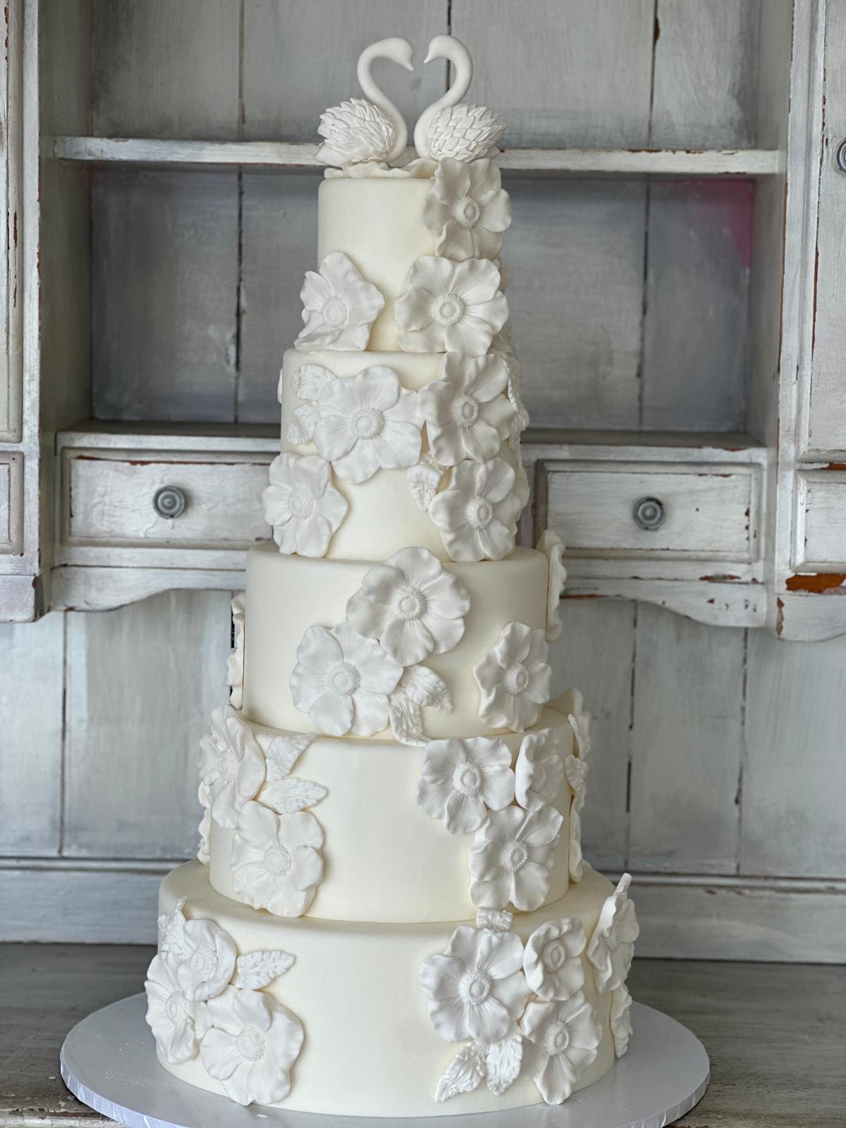 Wedding Cakes Delivery in Simi Valley, CA | Custom Wedding Cakes by Roobina’s Cake